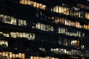 残業が減らないのは気合いの問題ではない——小さな会社の残業削減、3つの進め方